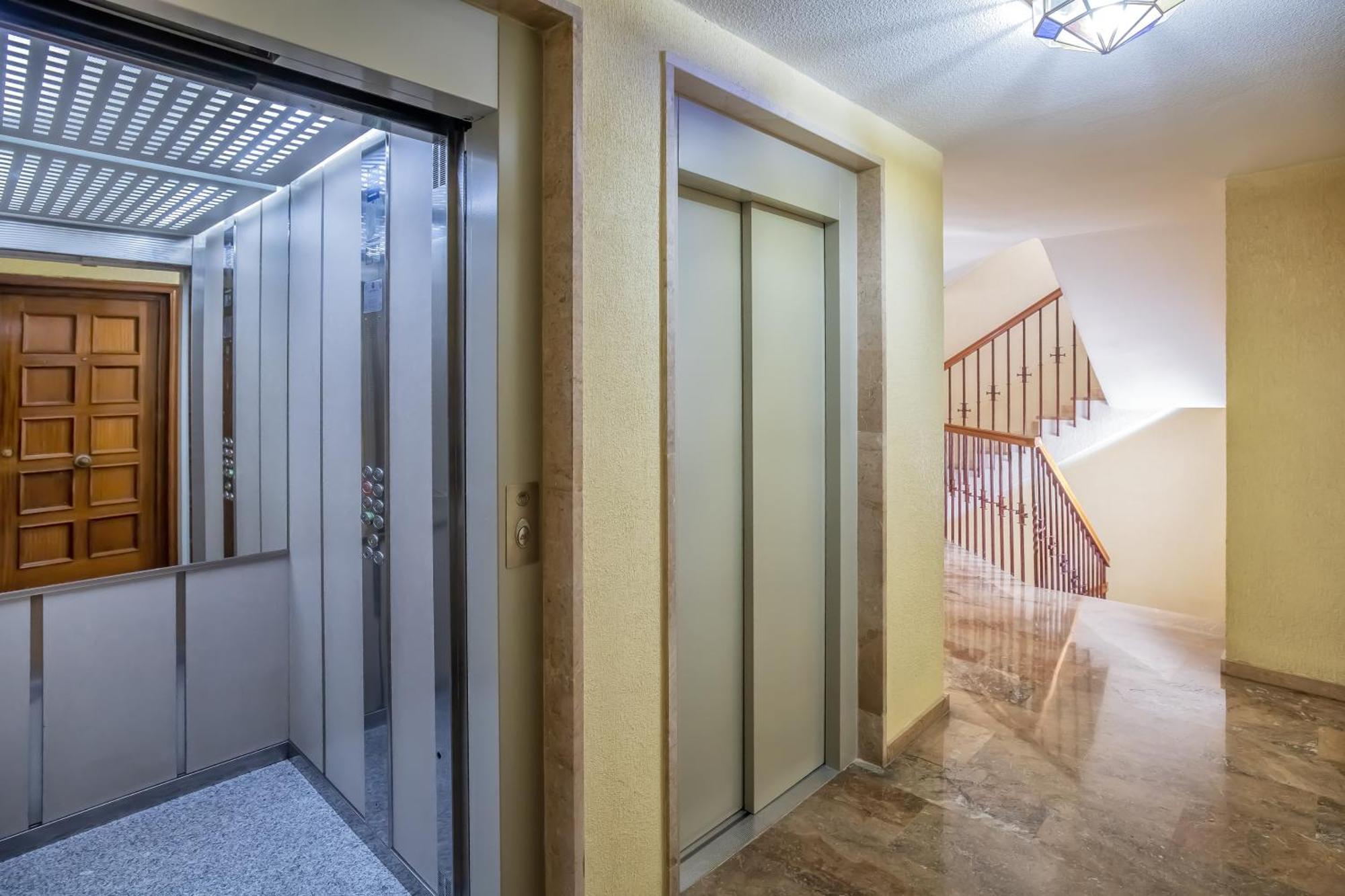 R & T Cordoba Center Apartamentos - Parking エクステリア 写真